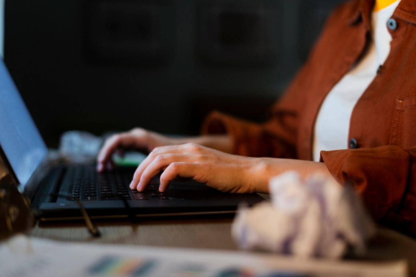 Sesión grupal de análisis financiero con participantes revisando documentos y tomando notas en un ambiente colaborativo