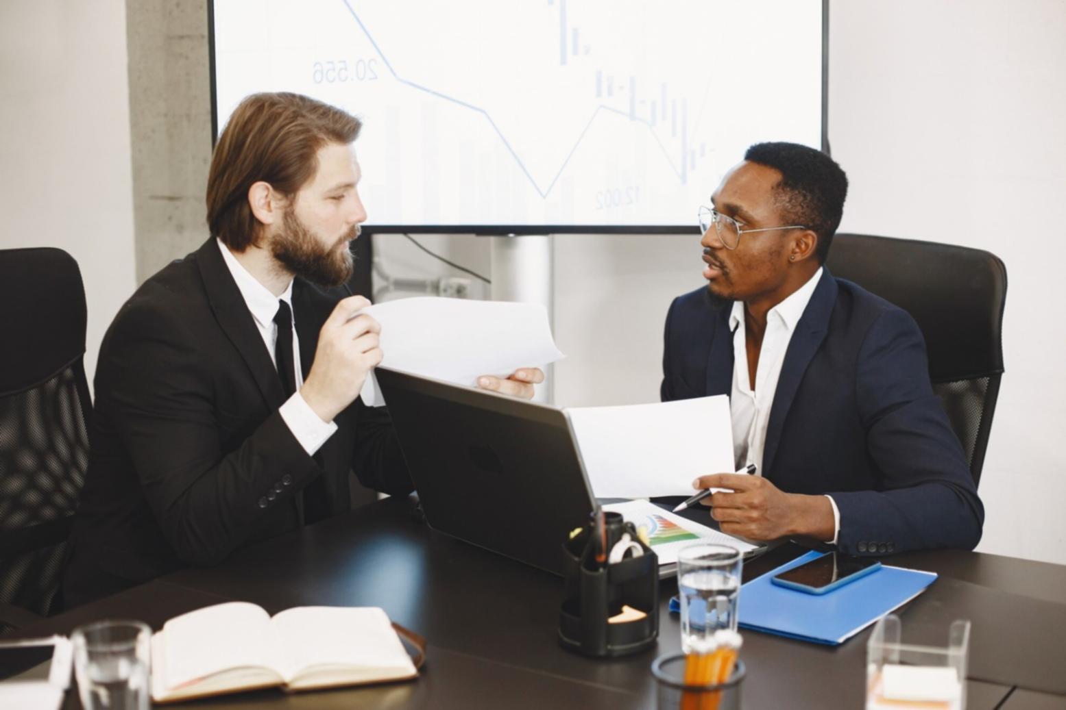 Comparativa visual entre enfoques de gestión financiera