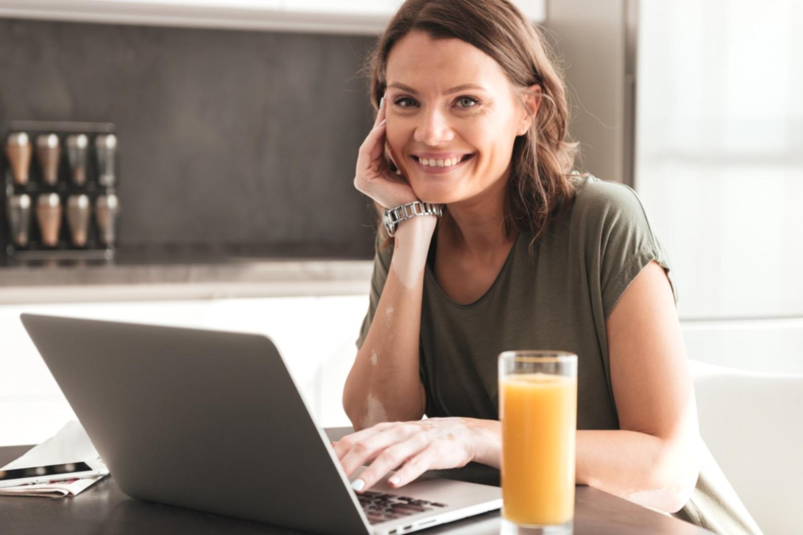 Sesión de análisis financiero con cliente en oficinas ixoraventi