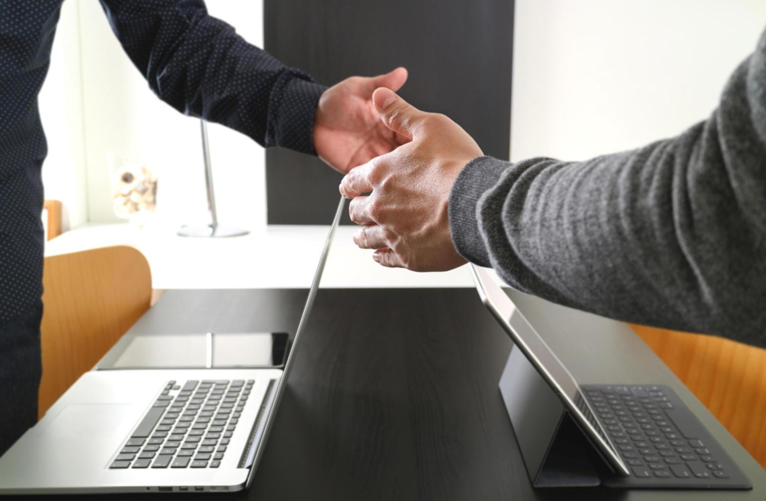 Revisión de documentos financieros durante consultoría