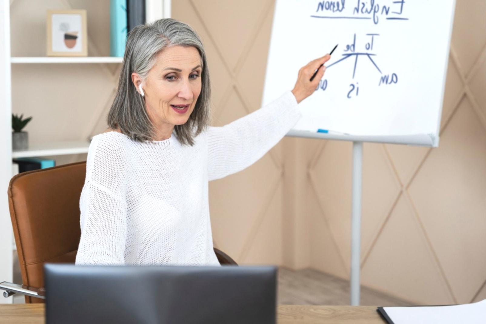 Reunión de análisis financiero con documentos