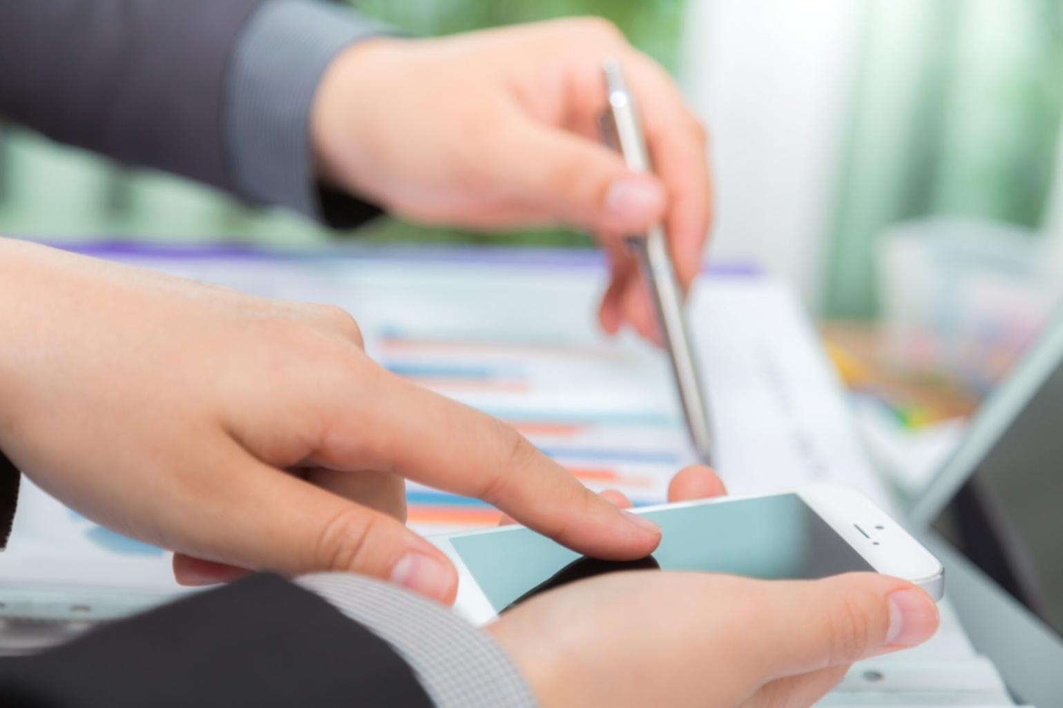 Equipo ixoraventi trabajando en análisis financiero colaborativo