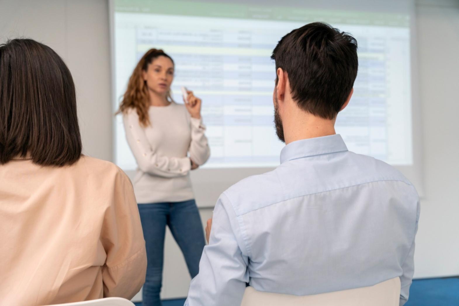 Taller sobre análisis de gastos mensuales en oficinas de ixoraventi