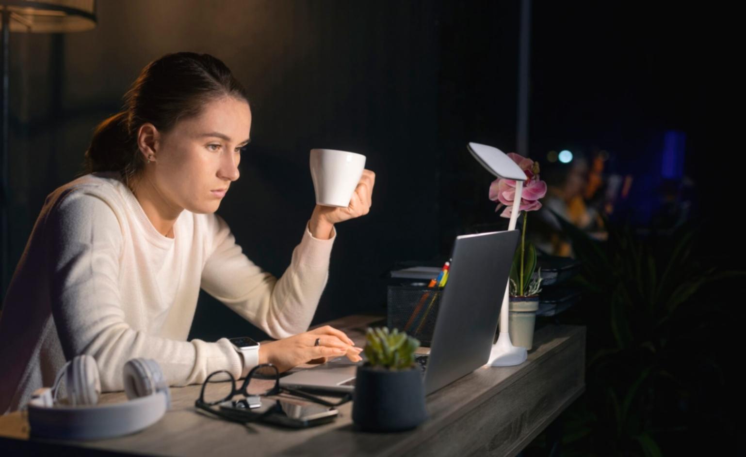 Documentos financieros organizados para revisión